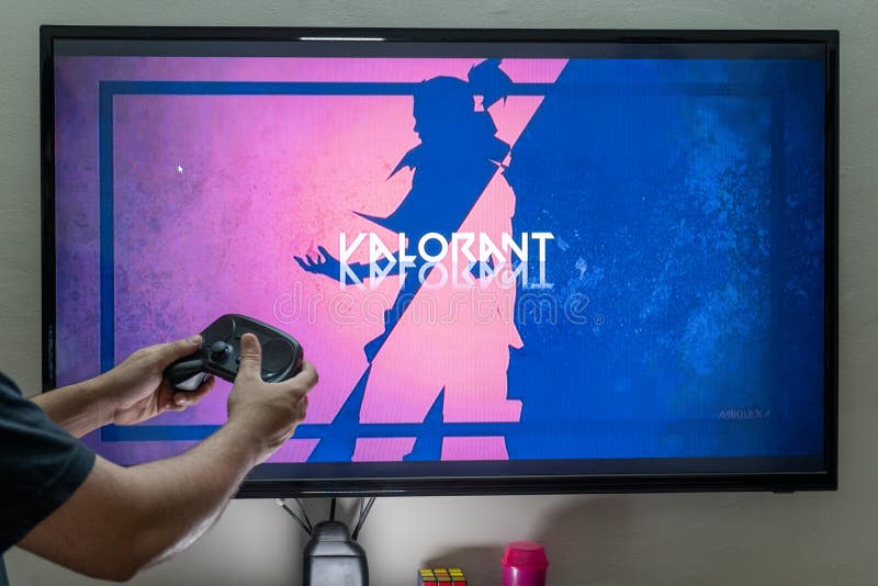 Homem Segurando Um Controlador a Vapor E Jogando Contra-jogos