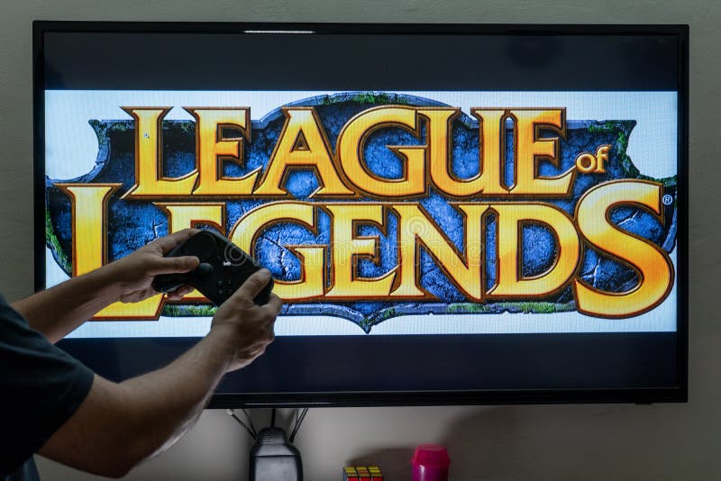 Homem Segurando Um Controlador a Vapor E Jogando Contra-jogos