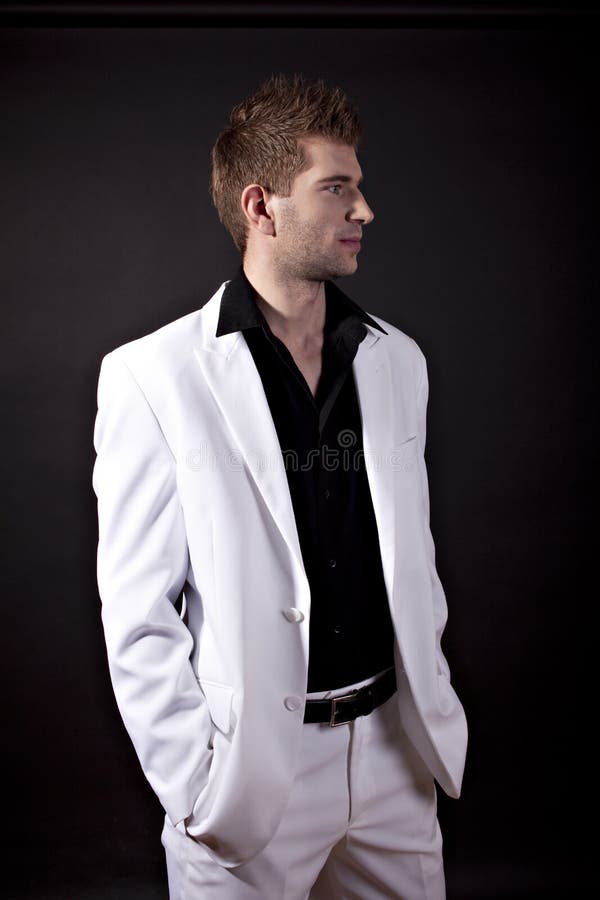 terno branco com camisa preta