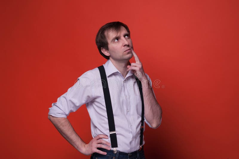 Homem sonhador considerável na camisa e no suspender preto fotografia de stock Homem sonhador considerável na camisa e no suspender preto fotografia de stock