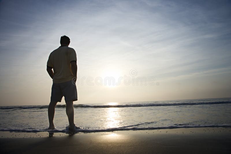 Triste silhueta homem preocupado na praia fotos, imagens de ©  AntonioGuillemF #82239110