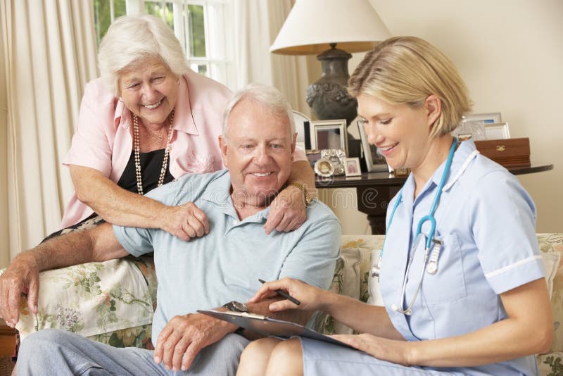 Homem superior aposentado que tem o exame médico completo com enfermeira At Home foto de stock Homem superior aposentado que tem o exame médico completo com enfermeira At Home foto de stock