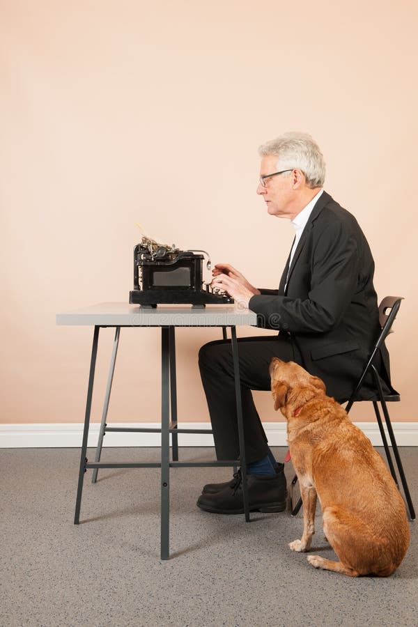 Homem superior com máquina de escrever antiga imagens de stock Homem superior com máquina de escrever antiga imagens de stock