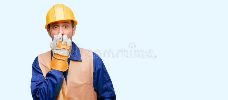 Homem superior considerável isolado sobre o fundo azul foto de stock royalty free Homem superior considerável isolado sobre o fundo azul foto de stock royalty free