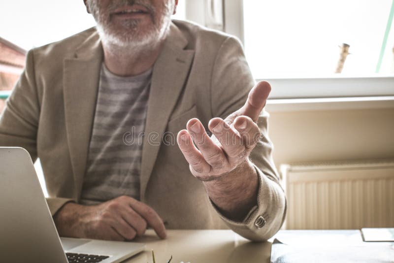 Homem superior no escritório que dá a mão amiga Fim acima foto de stock Homem superior no escritório que dá a mão amiga Fim acima foto de stock