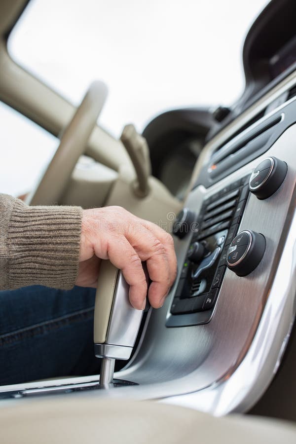 Homem superior que conduz seu carro moderno, indo no reverso imagem de stock royalty free Homem superior que conduz seu carro moderno, indo no reverso imagem de stock royalty free