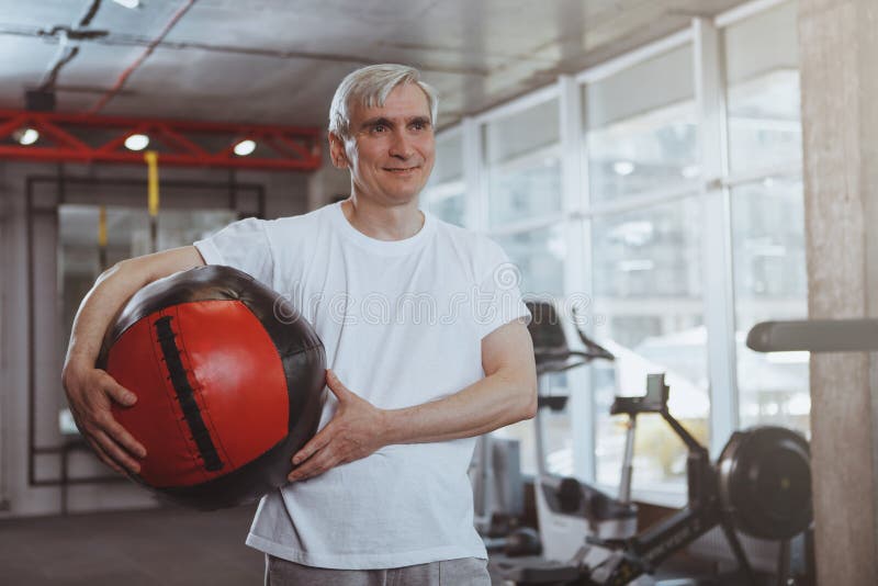 Homem superior que d? certo no gym fotografia de stock Homem superior que d? certo no gym fotografia de stock