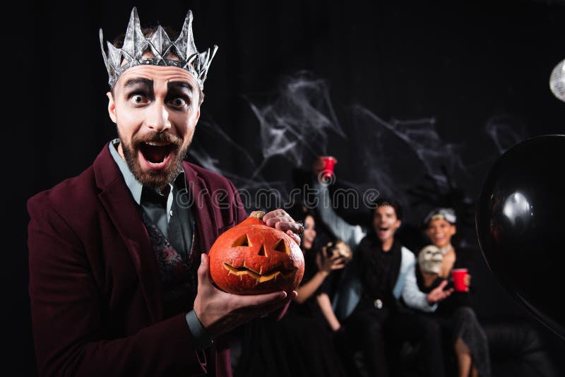 Homem Na Fantasia De Vampiro Rei Halloween Foto de Stock - Imagem de  arrepiante, caucasiano: 231325762