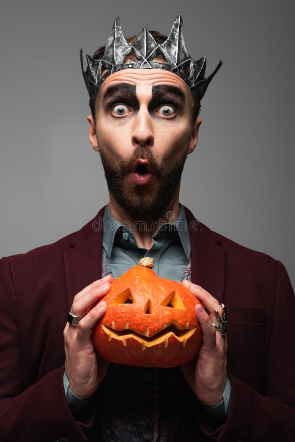 Homem Na Fantasia De Vampiro Rei Halloween Foto de Stock - Imagem de  arrepiante, caucasiano: 231325762