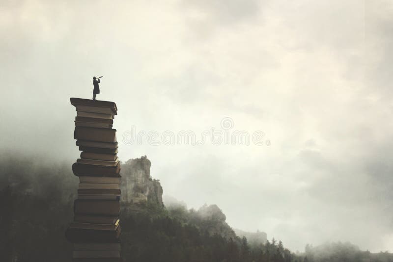 Homem surreal com telescópio olha o infinito do topo de uma pilha de livros ao ar livre