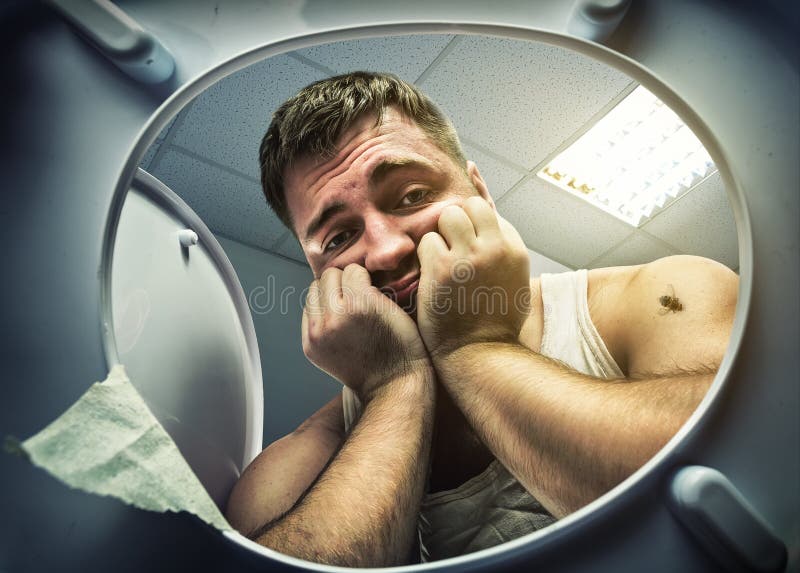 Homem triste que olha na bacia de toalete imagens de stock royalty free Homem triste que olha na bacia de toalete imagens de stock royalty free
