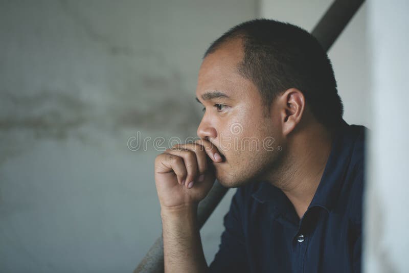 Homem triste no quarto escuro