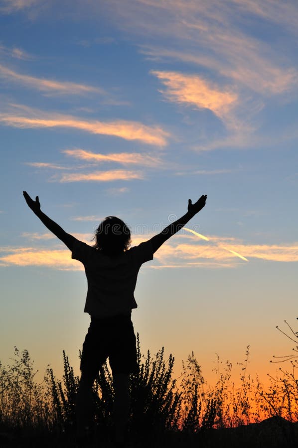 Homem triunfante no por do sol imagem de stock royalty free Homem triunfante no por do sol imagem de stock royalty free