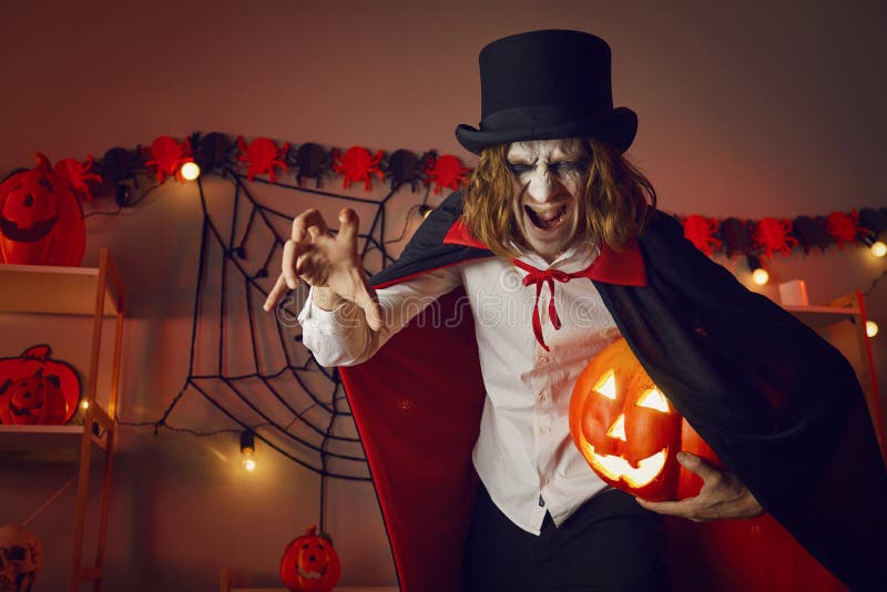 Homem Alegre Na Fantasia De Vampiro De Halloween Foto de Stock