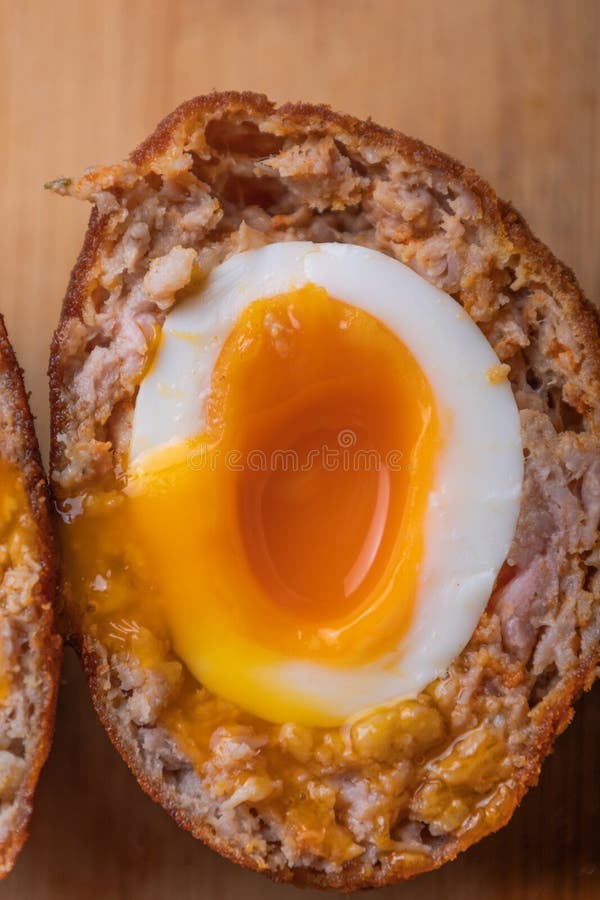 Homemade angielskie jaja szkockie pakowane w kiełbasę obraz royalty free