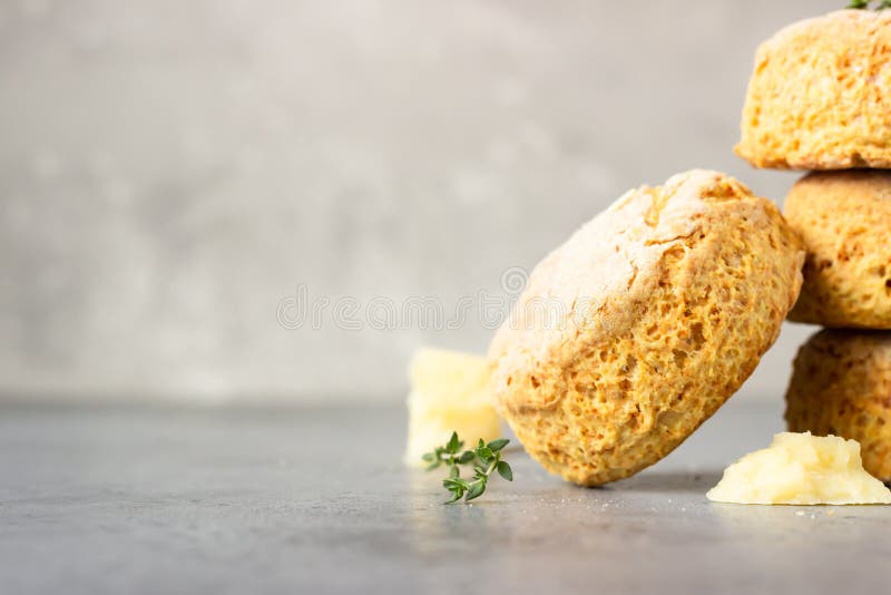 Homemade angielskie szyszki lub herbatniki z maślanką z serem, tymiankiem i kawałkami sera fotografia stock