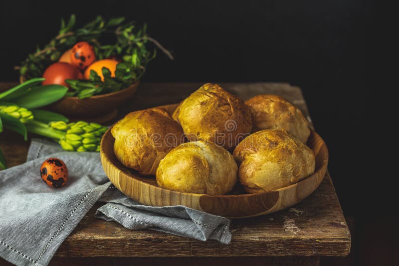 Contento pasqua biglietto d'auguri domestico panini di legno piatto piedi colorato arancia uova quaglia uova un verde sul lavanderia tovaglia.