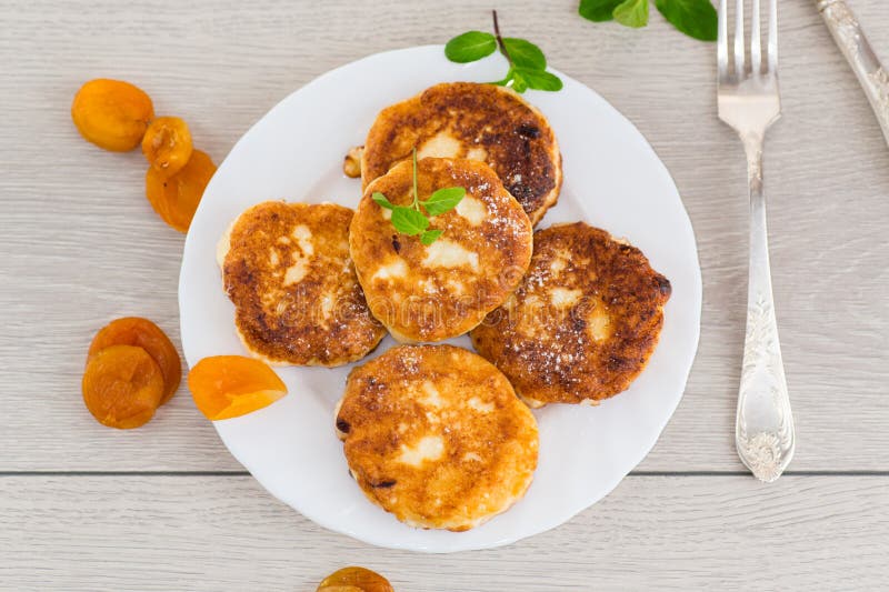 Homemade cheese pancakes with a delicate texture and aromatic dried apricots imagens de stock