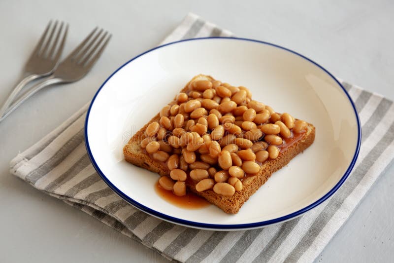 Homemade English Beans on Toast side view (fasola angielska w domu).