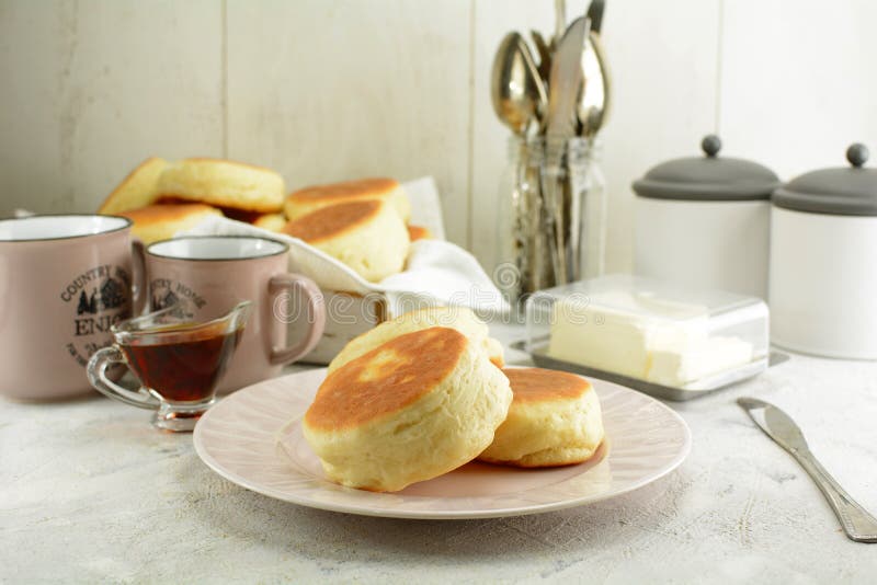 Homemade English Muffins - wyśmienity przepis na śniadanie zdjęcia royalty free