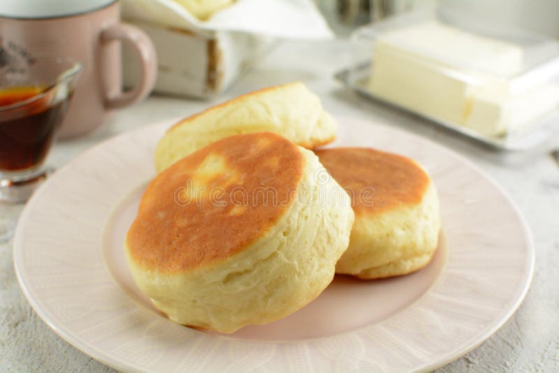 Homemade English Muffins - wyśmienity przepis na śniadanie fotografia stock
