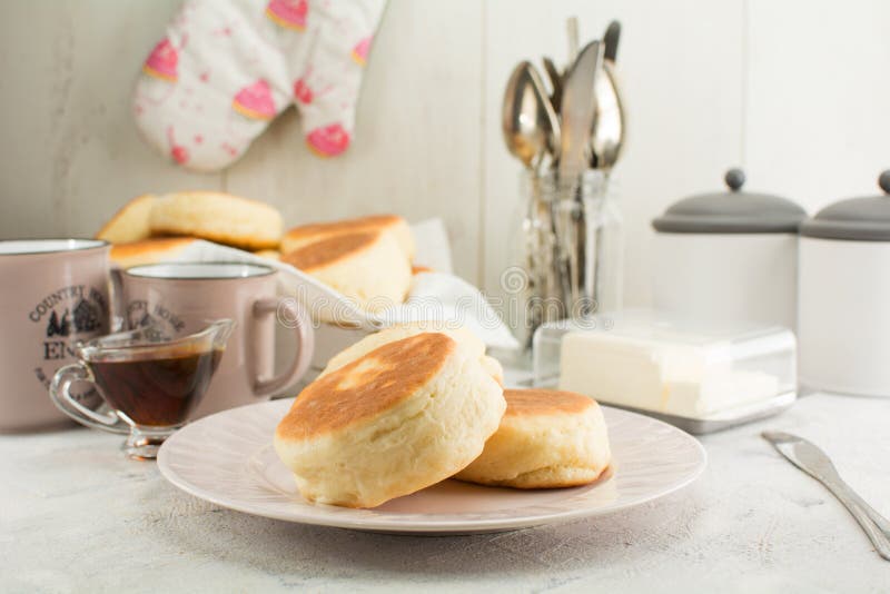 Homemade English Muffins - wyśmienity przepis na śniadanie obraz stock