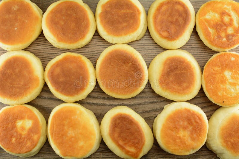 Homemade English Muffins - wyśmienity przepis na śniadanie obraz stock
