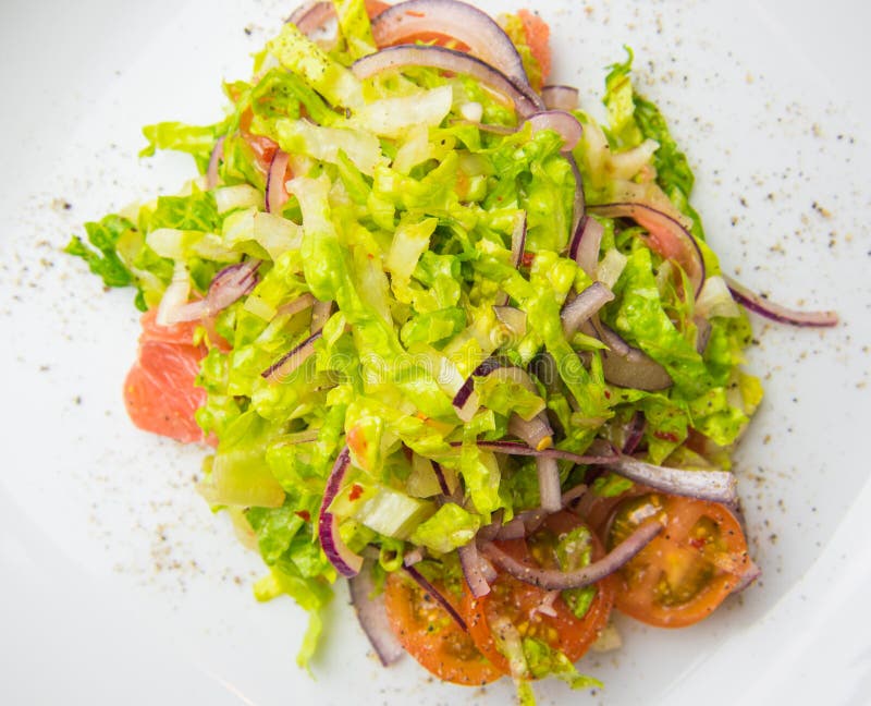 Homemade enkelt salladrecept - rosa grapefrukt och sallat av romaine royaltyfri fotografi Homemade enkelt salladrecept - rosa grapefrukt och sallat av romaine royaltyfri fotografi