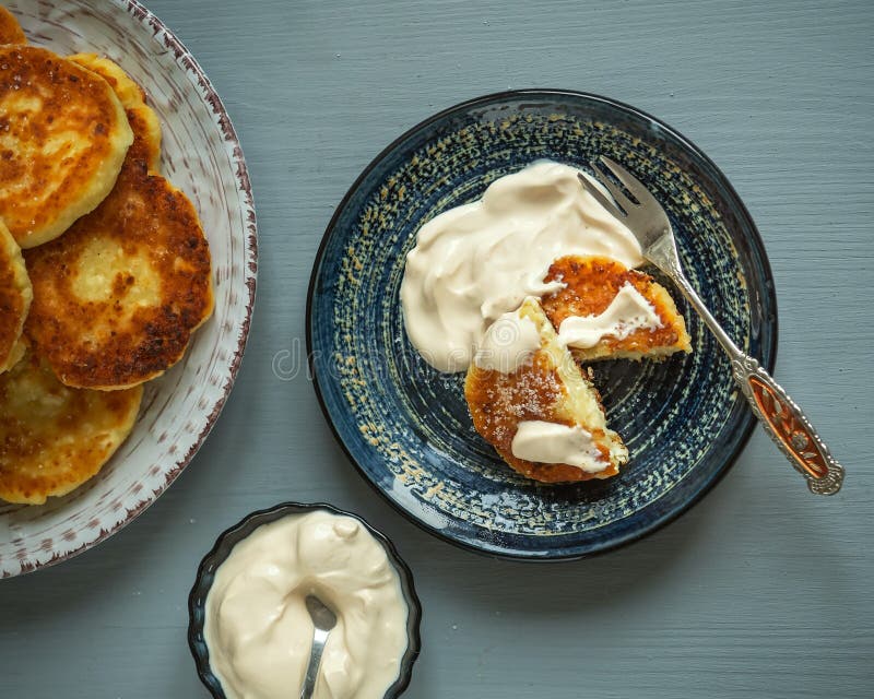 Homemade freshly baked cheesecakes with sour cream on a platter plate, dessert fork on a plate royalty free stock photos Homemade freshly baked cheesecakes with sour cream on a platter plate, dessert fork on a plate royalty free stock photos