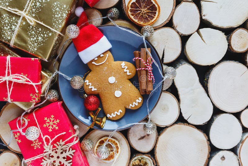 Homemade gingerbreads op plaat op houten achtergrond Vakantie en feestdag, kaartverkoop, feestelijke versiering stock afbeeldingen Homemade gingerbreads op plaat op houten achtergrond Vakantie en feestdag, kaartverkoop, feestelijke versiering stock afbeeldingen