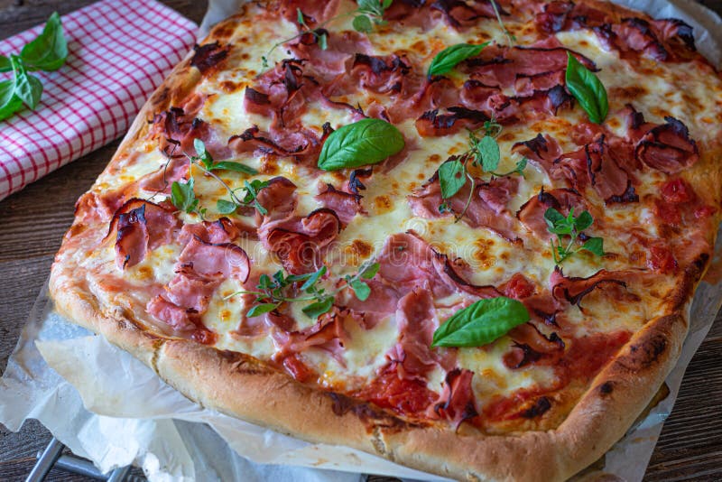 Eccellente tradizionale Italiano una grande sfoglia circolare di pasta leggera, formaggio un pomodoro salsa.