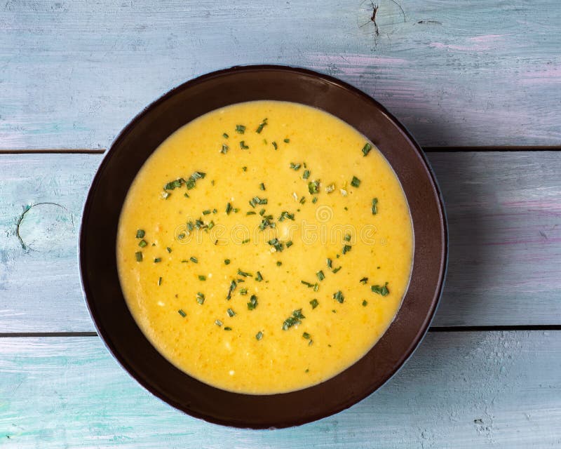 Homemade soep-puree van groenten op champignonbroed in een diep gerecht royalty-vrije stock afbeelding Homemade soep-puree van groenten op champignonbroed in een diep gerecht royalty-vrije stock afbeelding