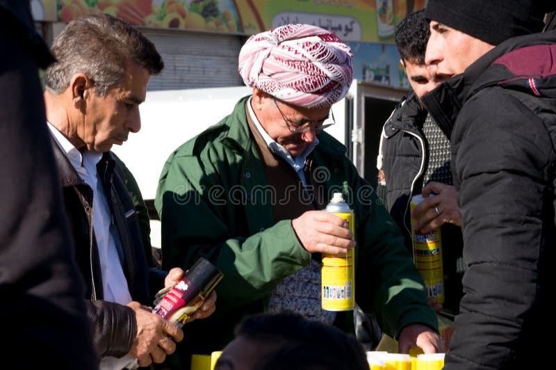 Homens curdos a negociar no Iraque fotografia de stock
