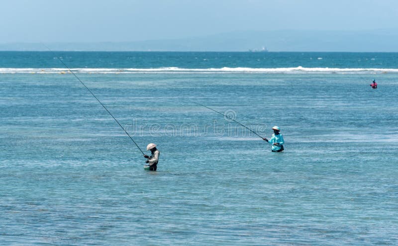Homens da pesca em Bali Indonésia imagens de stock Homens da pesca em Bali Indonésia imagens de stock