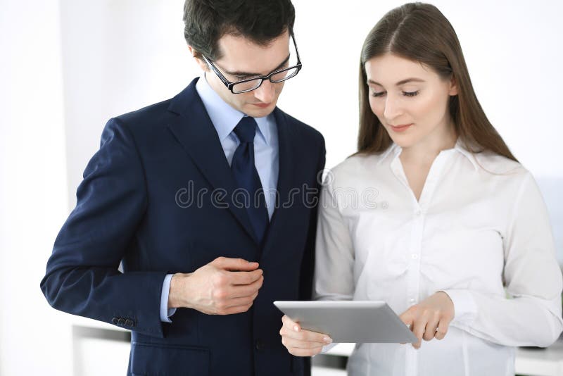 Homens de neg?cios e mulher que usa o tablet pc no escrit?rio moderno Colegas ou gerentes de empresa no local de trabalho s?cios fotos de stock royalty free Homens de neg?cios e mulher que usa o tablet pc no escrit?rio moderno Colegas ou gerentes de empresa no local de trabalho s?cios fotos de stock royalty free