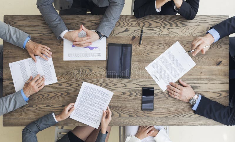 Homens de negócio que discutem termos de contrato imagens de stock Homens de negócio que discutem termos de contrato imagens de stock