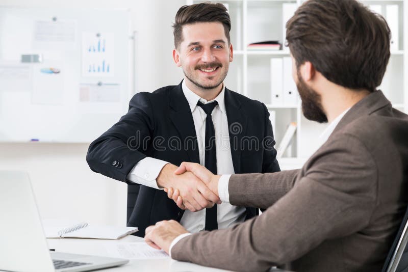 Homens de negócios que agitam as mãos fotos de stock Homens de negócios que agitam as mãos fotos de stock