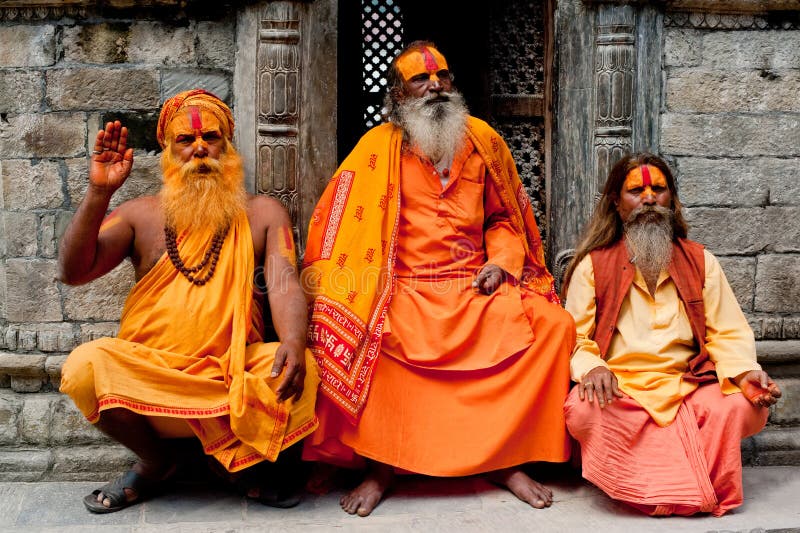 Homens de Sadhu, abençoando no templo de Pashupatinath imagens de stock Homens de Sadhu, abençoando no templo de Pashupatinath imagens de stock