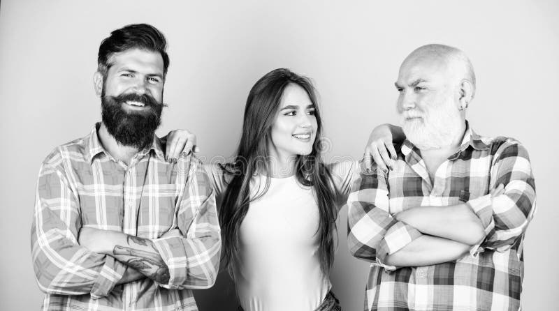 Homens e fêmeas em três Menina adorável prefere um parceiro mais experiente Pessoas do grupo de relações Escolha fotografia de stock royalty free Homens e fêmeas em três Menina adorável prefere um parceiro mais experiente Pessoas do grupo de relações Escolha fotografia de stock royalty free