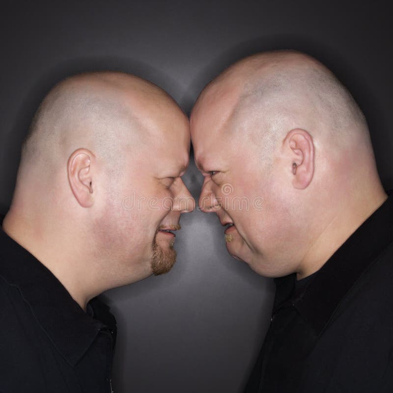 Homens gêmeos que enfrentam fora. foto de stock Homens gêmeos que enfrentam fora. foto de stock