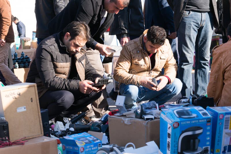 Homens Iraque eletrônico usado de compra fotografia de stock