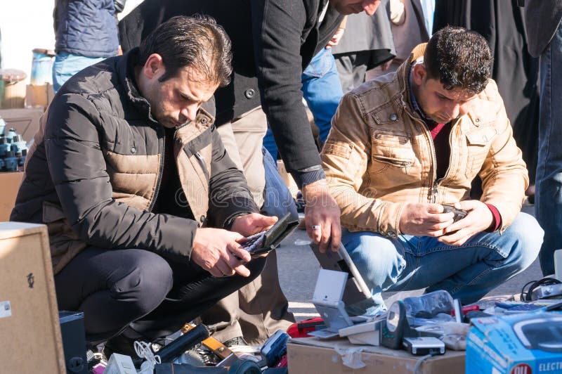 Homens a comprar eletrónica usada no Iraque foto de stock