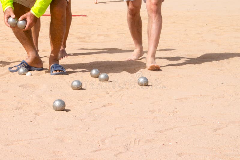 Jogo Francês Tradicional. Há Bolas De Metal Para Jogar Pitong Na Praia. Uma  Bola Pesada Cai Na Areia Imagem de Stock - Imagem de divertimento, pesado:  212063887