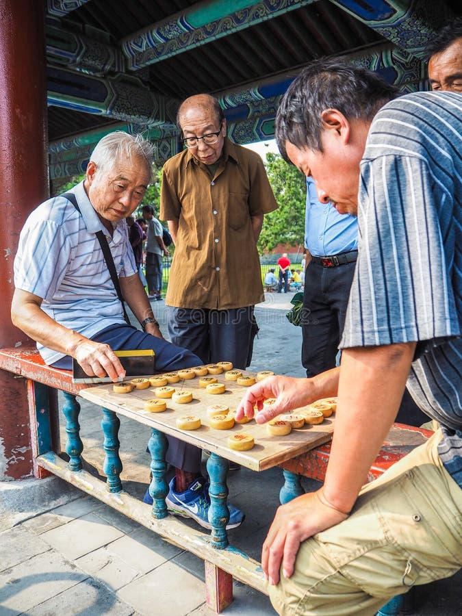 Três Homens Chineses Mais Velhos Jogando Xadrez Chinês Na Rua Imagem  Editorial - Imagem de jogar, homens: 203848020