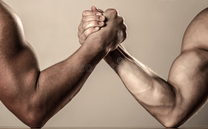 Homens musculares armas de medição de forças. competição de luta livre. mãos ou braços do homem. mão muscular. aproximação de riva