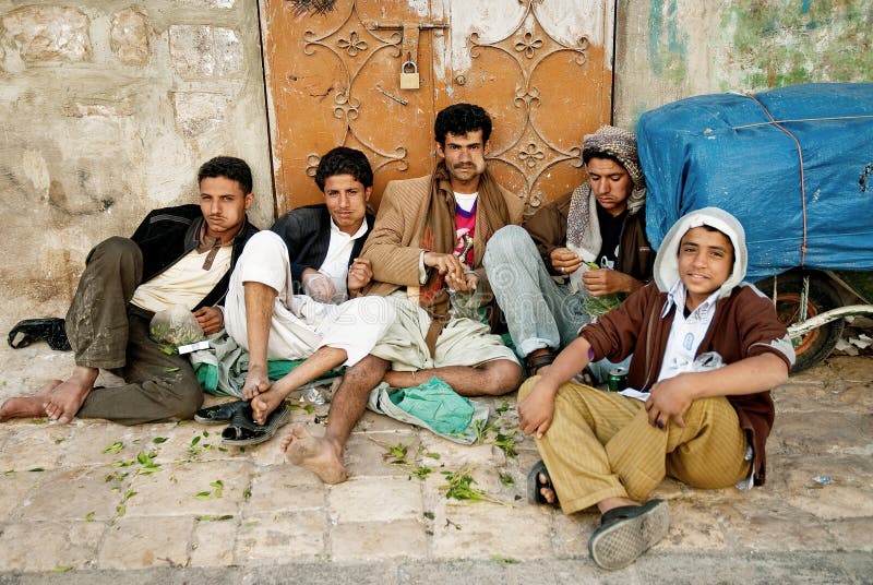Homens novos que mastigam o khat em sanaa yemen