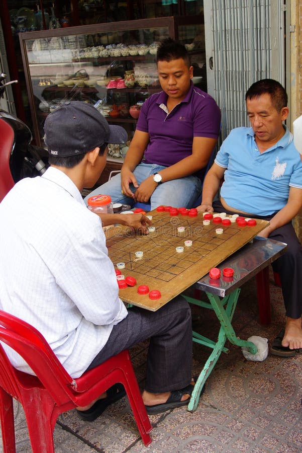 Chinês jogando xadrez foto de stock. Imagem de xadrez - 257674244