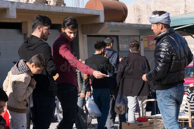 Homens que trocam em Iraque imagem de stock royalty free