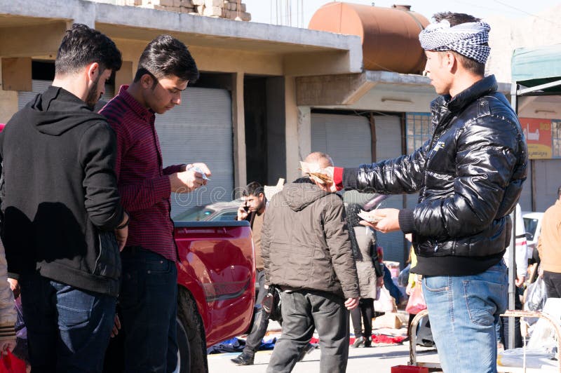 Homens a negociar no Iraque fotos de stock royalty free