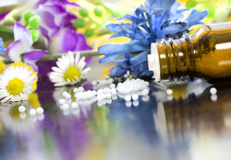 Homeopathische druppeltjes met bloei stock foto's Homeopathische druppeltjes met bloei stock foto's